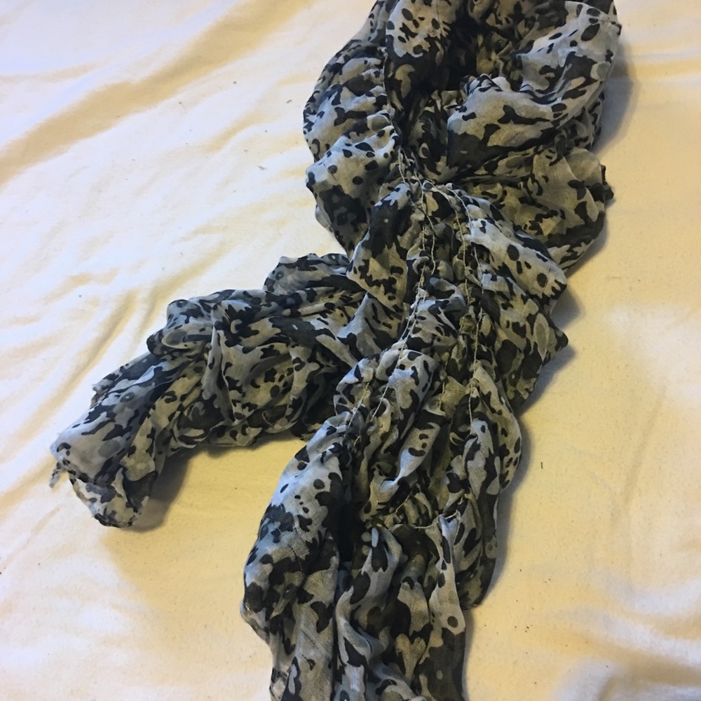 🖤Ruffled Scarf